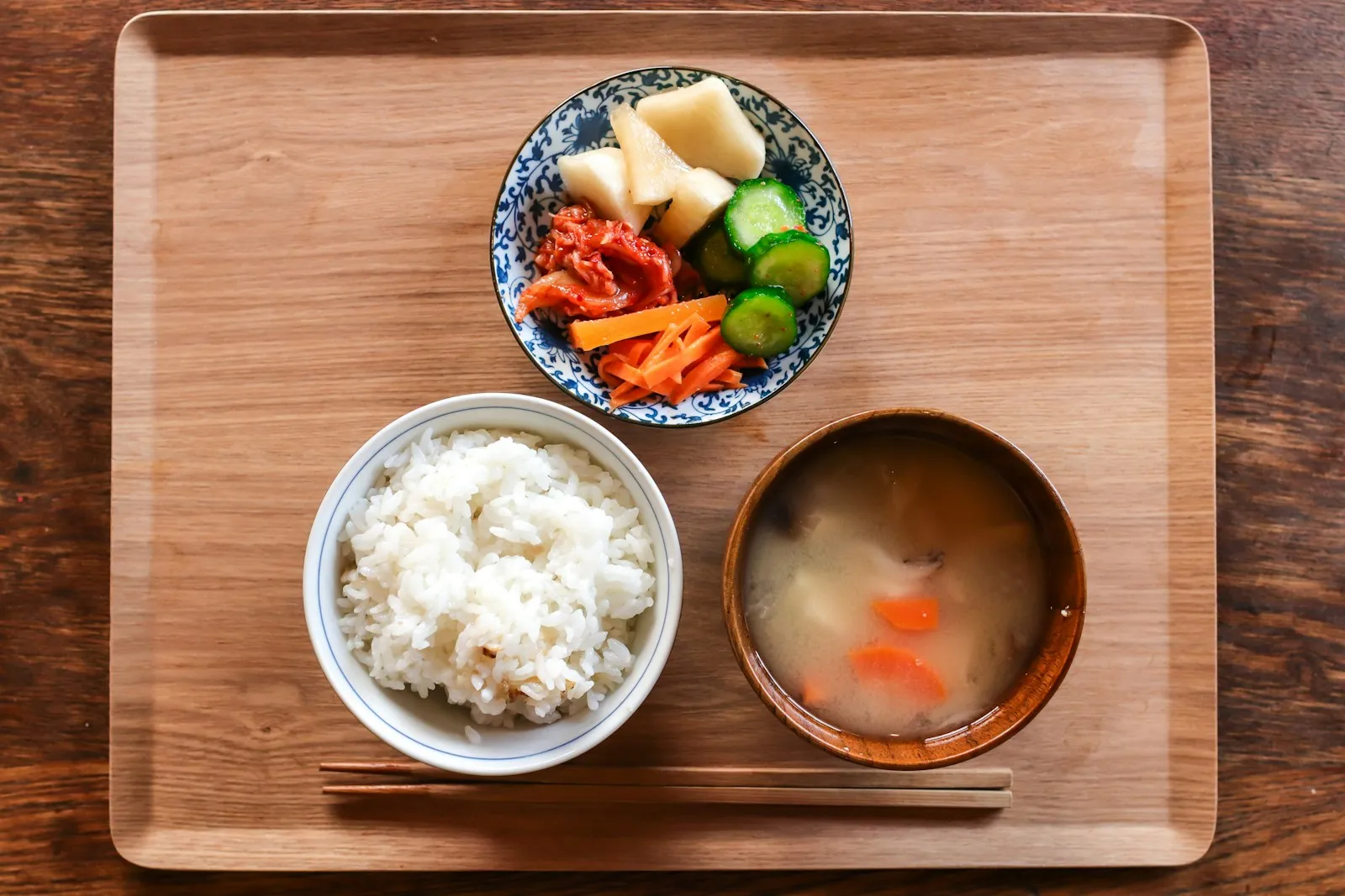 ごはん・汁もの・小鉢の一汁二菜の献立