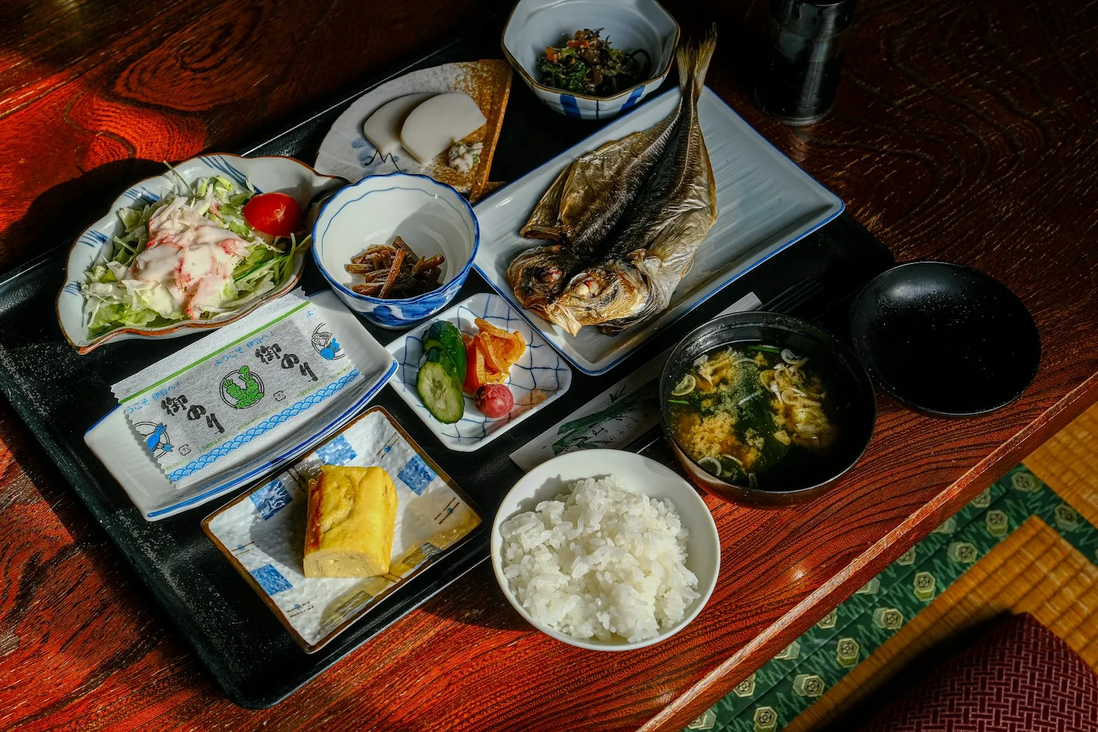 焼き魚・小鉢・ごはん・汁ものの定食